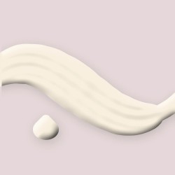 Lait solaire satiné à l'huile de tamanu SPF 50+ – Ambre Sépia, aperçu de la texture