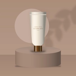 Lait solaire satiné à l'huile de tamanu SPF 50+ – Ambre Sépia, photo d'ambiance