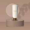 Lait solaire satiné à l'huile de tamanu SPF 50+ – Ambre Sépia, photo d'ambiance