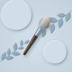 Brosse ovale en bois d'acacia – Mélèze & Givre, photo d'ambiance
