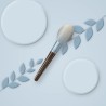 Brosse ovale en bois d'acacia – Mélèze & Givre, photo d'ambiance