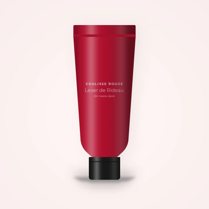 Fond de teint Lever de Rideau au panthénol – Coulisse Rouge, tube 35 ml, teinte 04 Ivoire doré