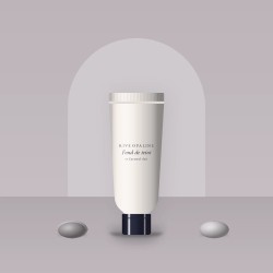 Fond de teint anti-imperfections à l'eau de bleuet Voile de Soie 30 ml – Rive Opaline, photo d'ambiance