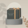 Coffret parfum Cèdre Noir envoûtant – Selle & Silex, photo d'ambiance