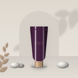 Crème solaire visage quotidienne à l'extrait de thé vert SPF 30 – Maison Nuance, photo d'ambiance