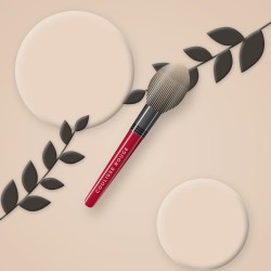 Pinceau teint aux fibres courtes – Coulisse Rouge, photo d'ambiance