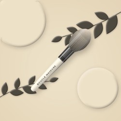 Brosse squelette en bois de chêne – Boucle Majeure, photo d'ambiance