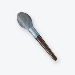 Brosse polyvalente Cabane en bois de santal – Mélèze & Givre, vue de face
