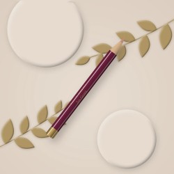 Crayon à lèvres Soie Carmin waterproof – Balcon Pourpre, photo d'ambiance