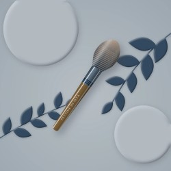 Brosse de soin en bois de pommier – Pettine di Seta, photo d'ambiance